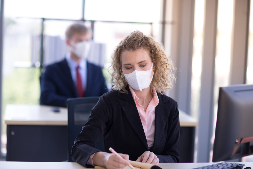 featured image woman wearing a mask at work to prevent the spread of coronavirus